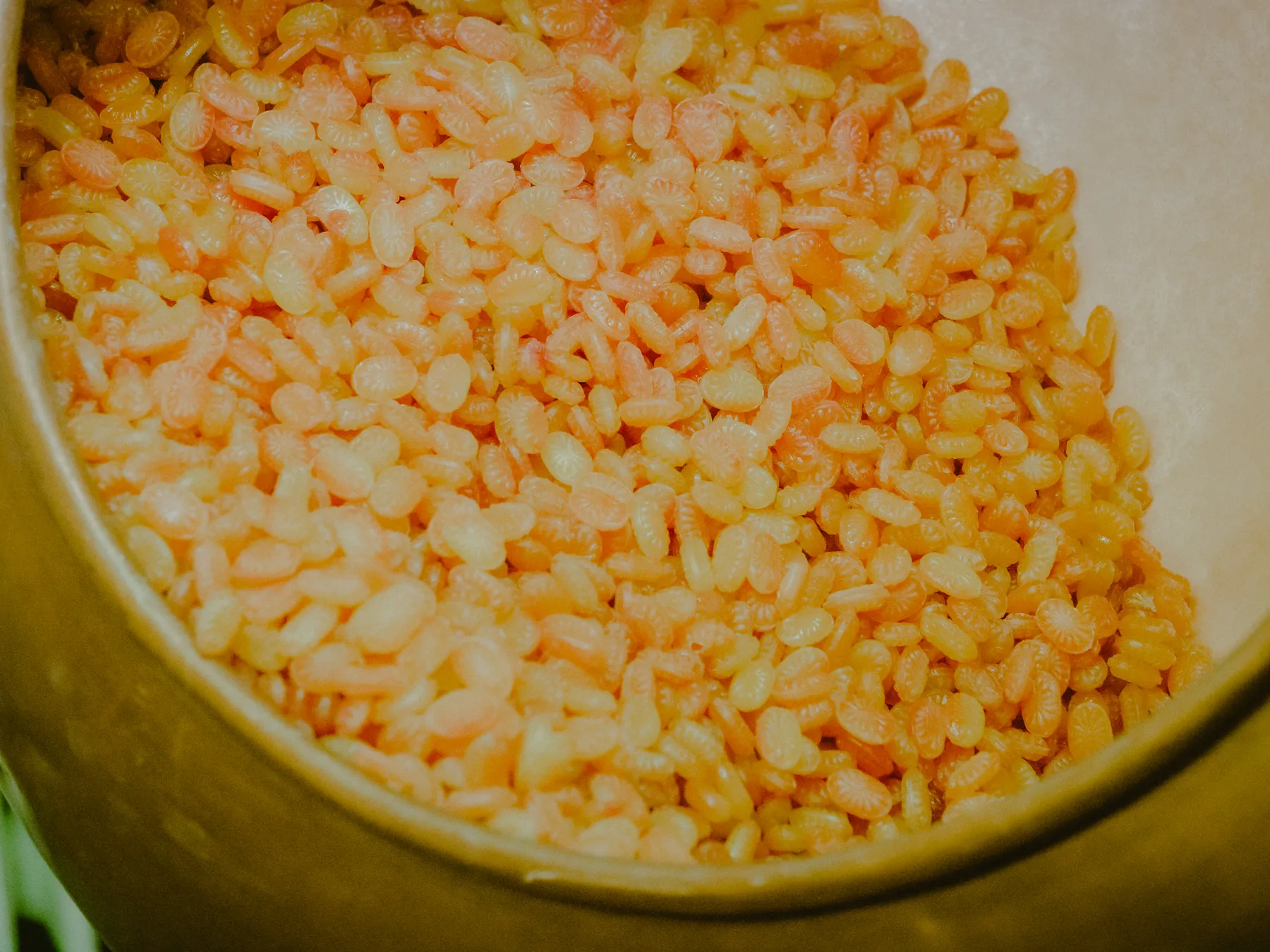 Goldene Bonbons in der Kupfertrommel — frisch poliert in der Bonbonmanufaktur Wilhelm Müller