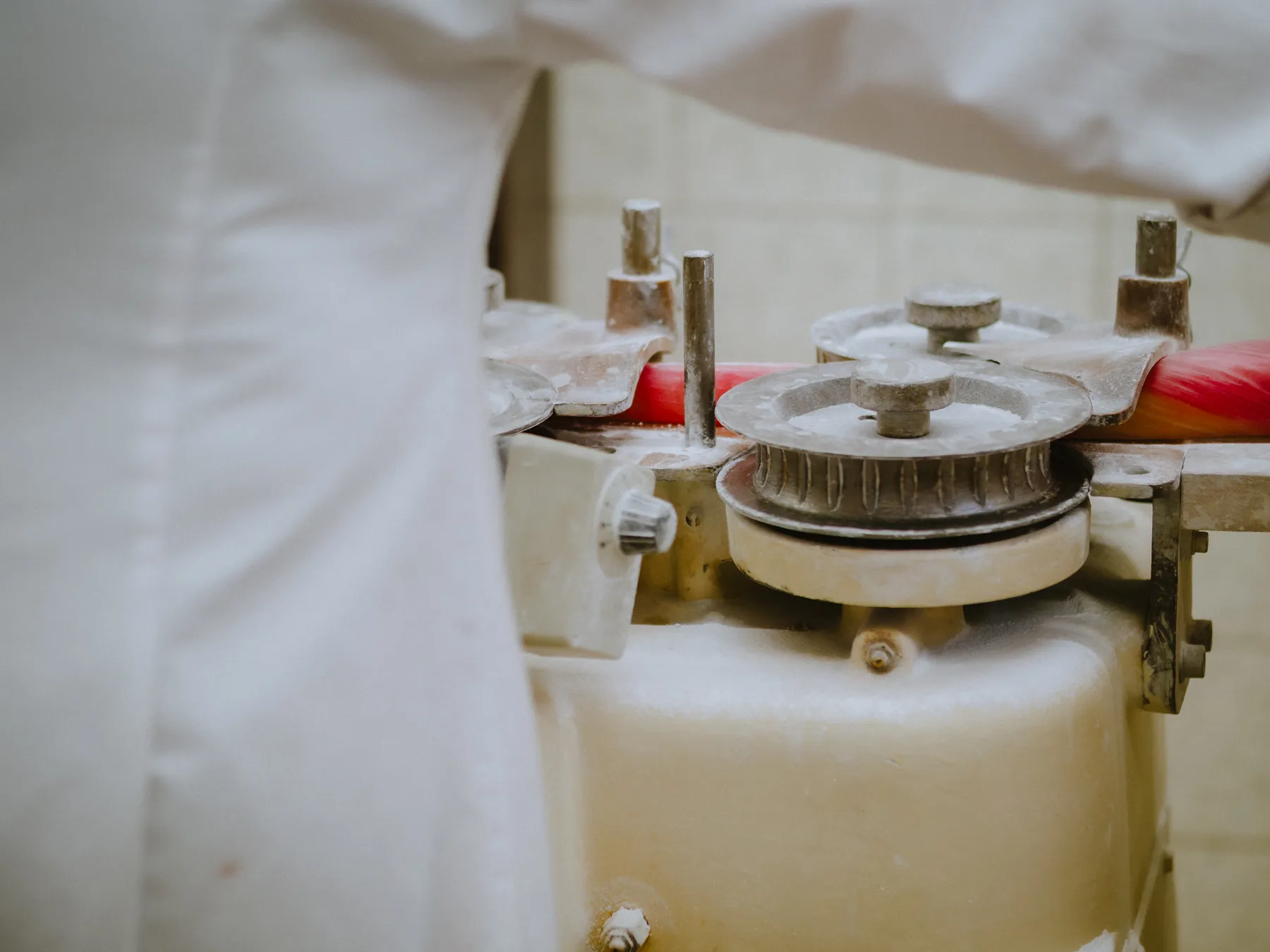 Kupfertrommel voll mit orangen Kräuterbonbons — fertig für die Verpackung