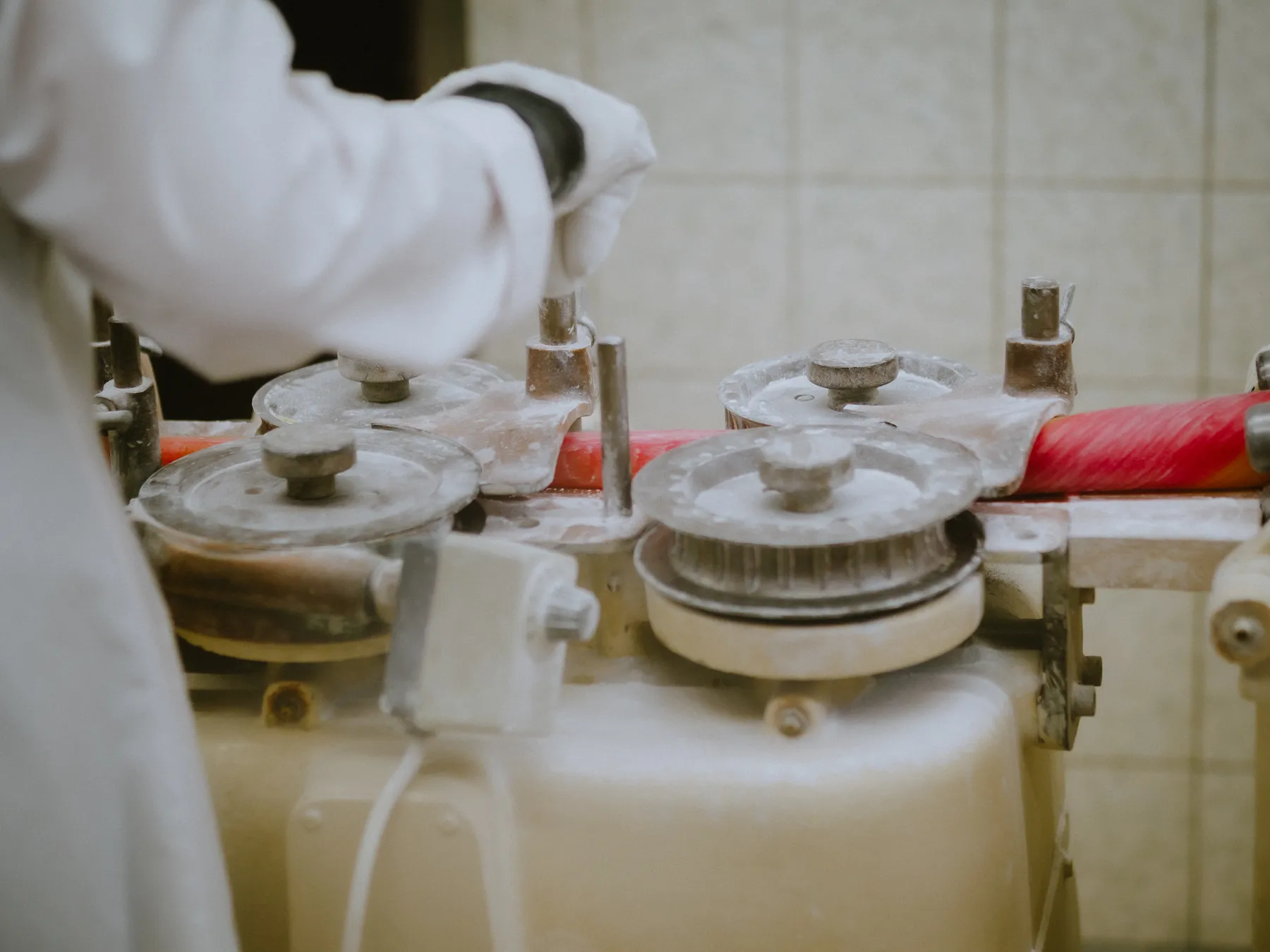 Blick in die Bonbonwerkstatt — Handwerk und Maschine in der Manufaktur Wilhelm Müller