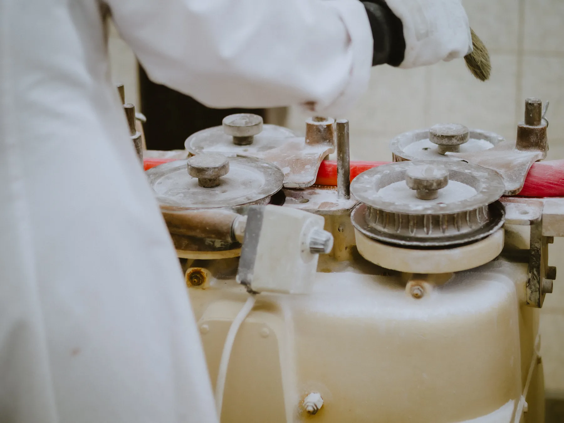 Moderne Produktionsanlage in der Bonbonmanufaktur Wilhelm Müller — Tradition mit zeitgemäßer Technik